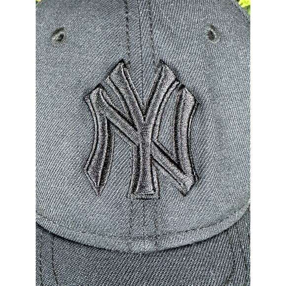 New York Yankees MLB Genuine Merchandise New Era 39 7 1/2 Hat Cap Triple Black - Picture 2 of 10